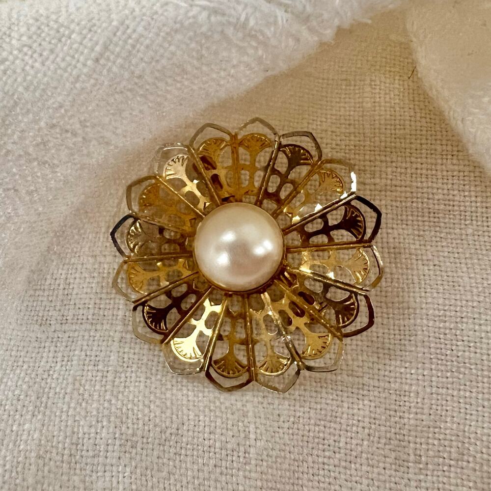 Vintage‎ 1970s Gold Tone Floral Brooch Faux Pearl Center Mid Century Pin